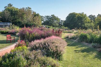 Hay una diferencia de nivel entre el jardín más cercano a la casa y el resto del campo