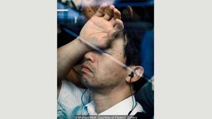 Hay una discusión que he tenido muchas veces: ¿cómo creo que se siente la gente de ser fotografiada? Obviamente, no puedo obtener permiso, hay un cristal que nos separa, así que o lo hago (los fotografío) o no