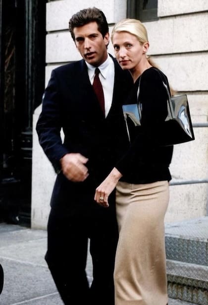 "Hay una escena famosa que retratamos en la serie y que ocurrió en la vida real, cuando volvieron de su luna de miel y llevaba esa preciosa falda tubo color camel de Prada, con botas marrones de Prada y una blusa negra... en realidad, era una Prada negra de cuello en V para hombre que compró en talla pequeña"