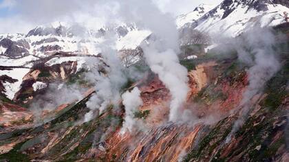 Hay una gran presencia de vapor de agua en la ladera de los volcanes.