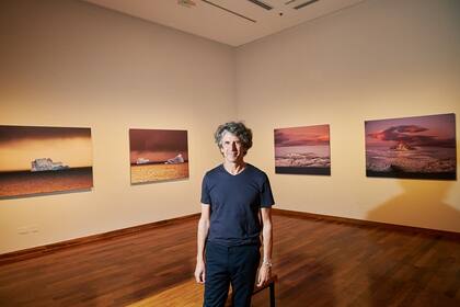 "Hay una intención pictórica y cromática; no se parece a una postal”, observa Pablo La Padula, curador de la muestra que respeta la línea del horizonte
