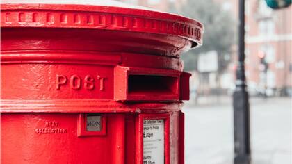Hay una poderosa razón por la que los buzones británicos son de color rojo.