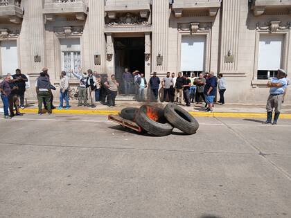 “Hay una protesta de un grupo de vecinos de la localidad de Naón, hay transportistas, algunos productores y los vecinos de Naón, porque se quedaron sin caminos, sin acceso al pueblo directamente, y vinieron a protestar al municipio”, dijo el presidente de la Sociedad Rural local