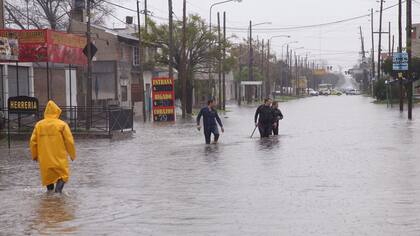 Hay varias calles anegadas en Quilmes por las inundaciones