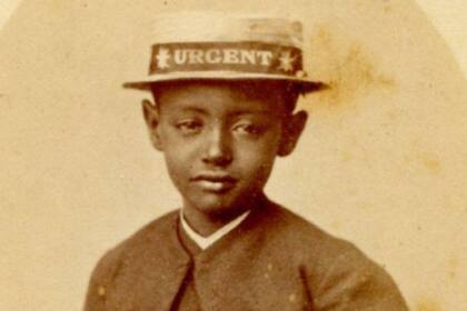 Hay varias fotografías del príncipe Alemayehu, incluida esta en la que lleva un sombrero con el nombre del barco HMS Urgent