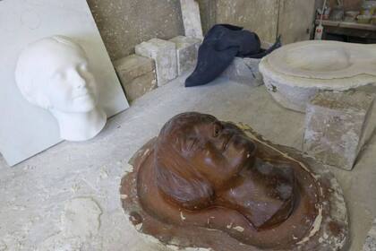 Hay varias versiones del origen de la máscara de Anne, pero lo cierto es que su rostro se popularizó y comenzó a venderse en París como un objeto ornamental