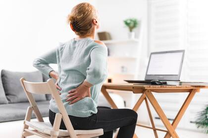 Hay varios consejos sencillos para seguir que evitan los dolores de espalda después de trabajar frente a la computadora por varias horas