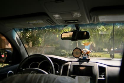 Hay varios objetos que están prohibidos colgar en el interior o exterior de los autos en Arizona (Unsplash)