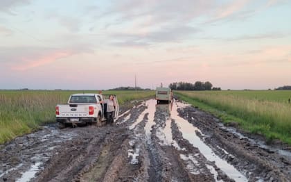 “Hay veces que los trabajadores van en motos, otros a caballo y algunos en bicicleta. Es una situación límite”, explica