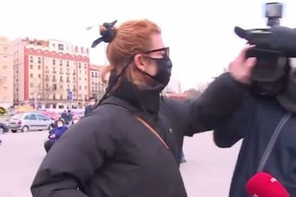 Hay videos en los que se ve que la actriz amagó patear a un camarógrafo y le empujó la cámara en la cara