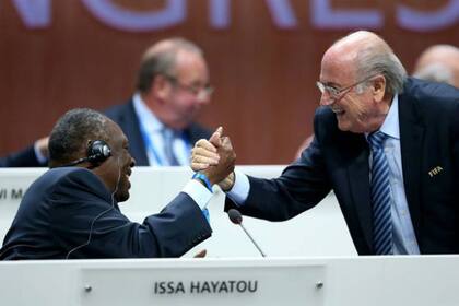 Hayatou junto a Sepp Blatter