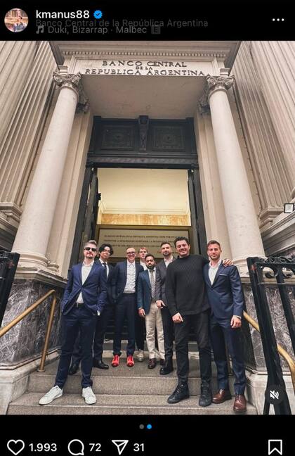 Hayden Davis, al fondo, en una imagen tomada en el Banco Central junto a otros asistentes al Tech Forum, en octubre pasado; entre ellos Marcos Novelli, allegado a Milei