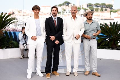 Hayes Costner, Luke Wilson, Kevin Costner y Alejandro Edda durante la presentación de Horizon: An American Saga en la edición número 77 del Festival de cine de Cannes
