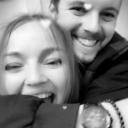 Hayley junto a su pareja Adam Woodhall