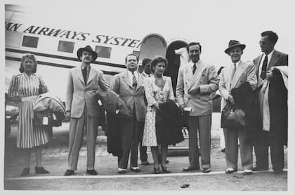 Hazel y Bill Cottrell, Ted Sears, Lilly y Walt, Norm Ferguson y Frank Thomas desembarcan en Río de Janeiro.