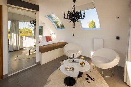 Las ventanas se extienden hasta el techo, para poder contemplar los cielos mendocinos a lo largo del día.