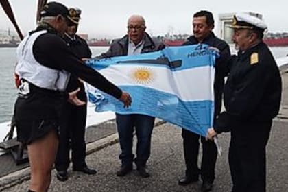 Durante la ceremonia de despedida, la Agrupación de Suboficiales Submarinistas Argentinos le regaló a Tibaldi la bandera que, 83 días después, desplegaría en la cima del Aconcagua.