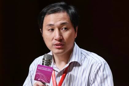 He Jiankui recibió una pena de tres años de prisión por realizar "prácticas médicas ilegales"
