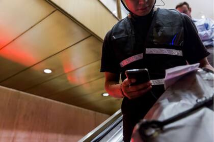 “He visto demasiados accidentes, y cada vez pienso: ‘pude haber sido yo’”, comentó Fabián, un repartidor de 21 años originario de México que donó dinero para los padres de Edwin en Guatemala