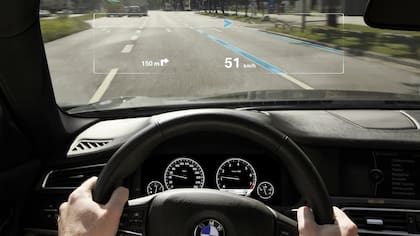 Head-Up Display, muestra la información en el parabrisas, frente a los ojos del conductor