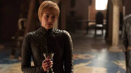 Headey como Cersei, copa de vino en mano y su reino detrás