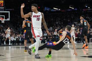Heat vence 111-102 a Suns con 22 puntos de Adebayo en un partido de rápida recuperación