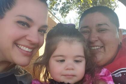Heather y Priscilla junto a su hija mayor, Sawyer, que recibió con gran amor a sus cinco pequeñas hermanas