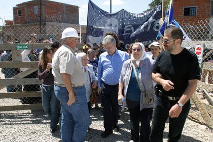 Hebe de Bonafini visita de la mano de Sergio Schoklender obras de viviendas en la Villa 15, en noviembre de 2006