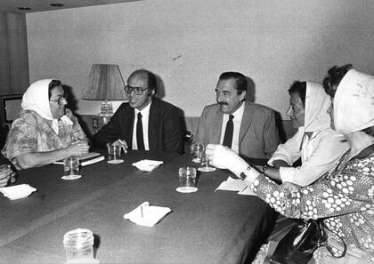 Hebe de Bonafini y otras Madres de Plaza de mayo junto a Raúl Alfonsín, el 23/11/1983