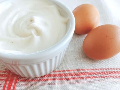 Hecha con huevo y considerada como uno de los condimentos universales, dura solo tres meses refrigerada.