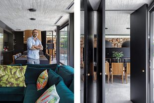El arquitecto Negro Williams. Las sillas ‘Molleja’ (Eugenio Aguirre) que rodean la barra son las mismas del comedor, más atrás, para unificar también de ese modo los ambientes.