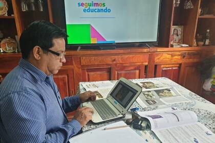 A Héctor Torres, director de la escuela N° 279, de Jujuy, le angustia que los alumnos no puedan descargar los materiales que les manda por no andarles bien internet