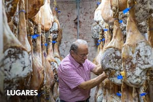 Aprendió de su suegro español y hace el mejor jamón crudo serrano de la Argentina