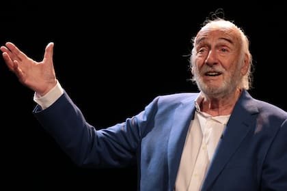 "Me di cuenta de que sabía hacer cosas que los demás no sabían hacer. Tenía ese poder y eso me hacía sentir muy bien", rememora Héctor Alterio sobre su infancia, cuando empezaba a actuar e imitar frente a sus amigos