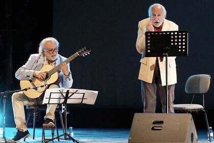 Héctor Alterio y el guitarrista José Luis Merlín en Madrid, en la obra Como hace 3000 años