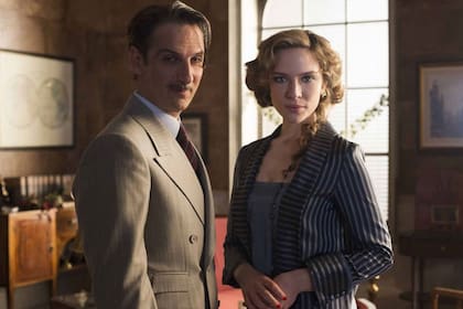 Ernesto Alterio y Andrea Carballo interpretan a dos ambiciosos hermanos en Las chicas del cable