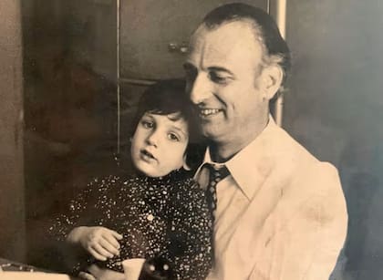 Héctor Alterio y su hijo Ernesto, durante los primeros tiempos de su estancia en Madrid