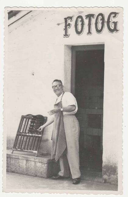 Héctor Amorelli en su laboratorio del Parque Independencia, Rosario.