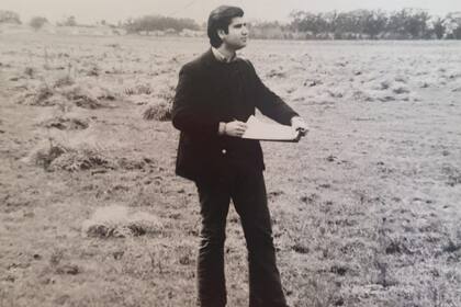 Héctor Augusto Sendoya en un campo durante una evaluación