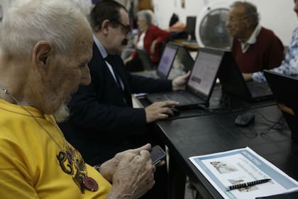 Héctor Bozzacchi aprende a usar un smartphone