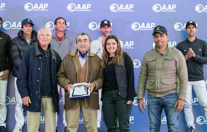 Héctor "Cacho" Merlos, Daniel González y Luna Dorignac (nieta de Frankie) recibieron la placa representando a Santa Ana.