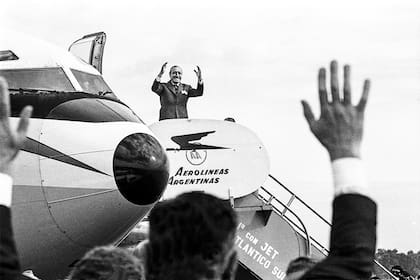 Héctor Cámpora parte a México como embajador, 1974.