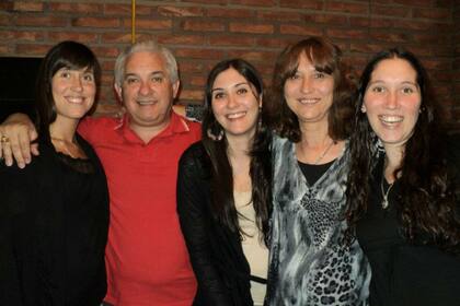 Héctor Chiriotto tiene tres hijas, es un exbancario jubilado y árbitro de básquet