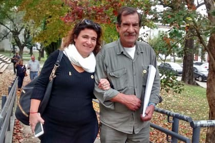 Héctor Cisnero, con los documentos de la identificación bajo el brazo, es acompañado por María Fernanda Araujo, presidente de la Comisión de Familiares de Caídos en Malvinas