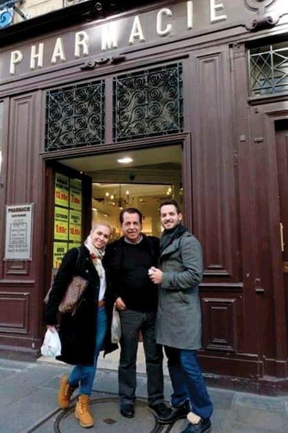 Héctor con sus hijos Manuela y Valentín durante un viaje a París.