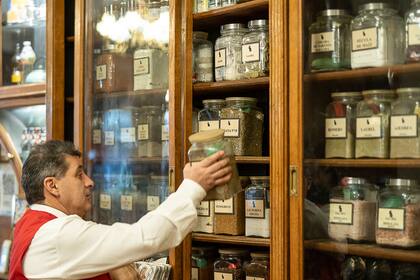 Héctor Díaz, el camarero histórico de El Gato Negro que se destaca por ofrecer especias y distintas variedades de café y té