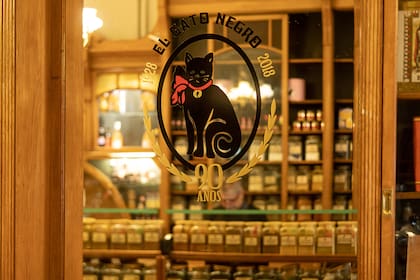 Héctor el camarero histórico del <Gato Negro>