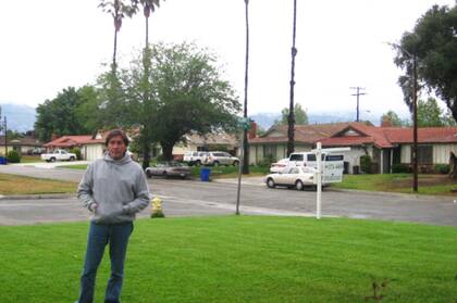 Héctor en el frente de su casa, en San Diego.