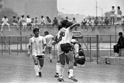 Héctor Enrique (izquierda) en un partido amistoso en la concentración del club América, cuando el seleccionado se preparaba para conquistar la Copa del Mundo México 1986.