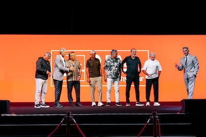 Héctor Enrique, Óscar Ruggeri, Carlos Daniel Tapia, Ricardo Giusti, Ubaldo Fillol, Sergio Batista y Jorge Burruchaga, en el escenario junto a Sergio Goycochea